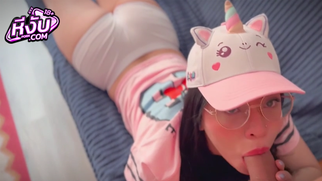 คลิปหลุด Mr pussy universe สาวแว่นสุดสวย ใส่กางเกงรัดหี อูมๆ นอนโม๊คควยใหญ่ๆเต็มปาก ทำหน้าอ้อนควยเสียวๆ โดนกดหัวอ๊อกๆๆ ก่อนจะดูดรีดน้ำควยแบบฟินๆ ขี้เงี่ยนจริงๆ